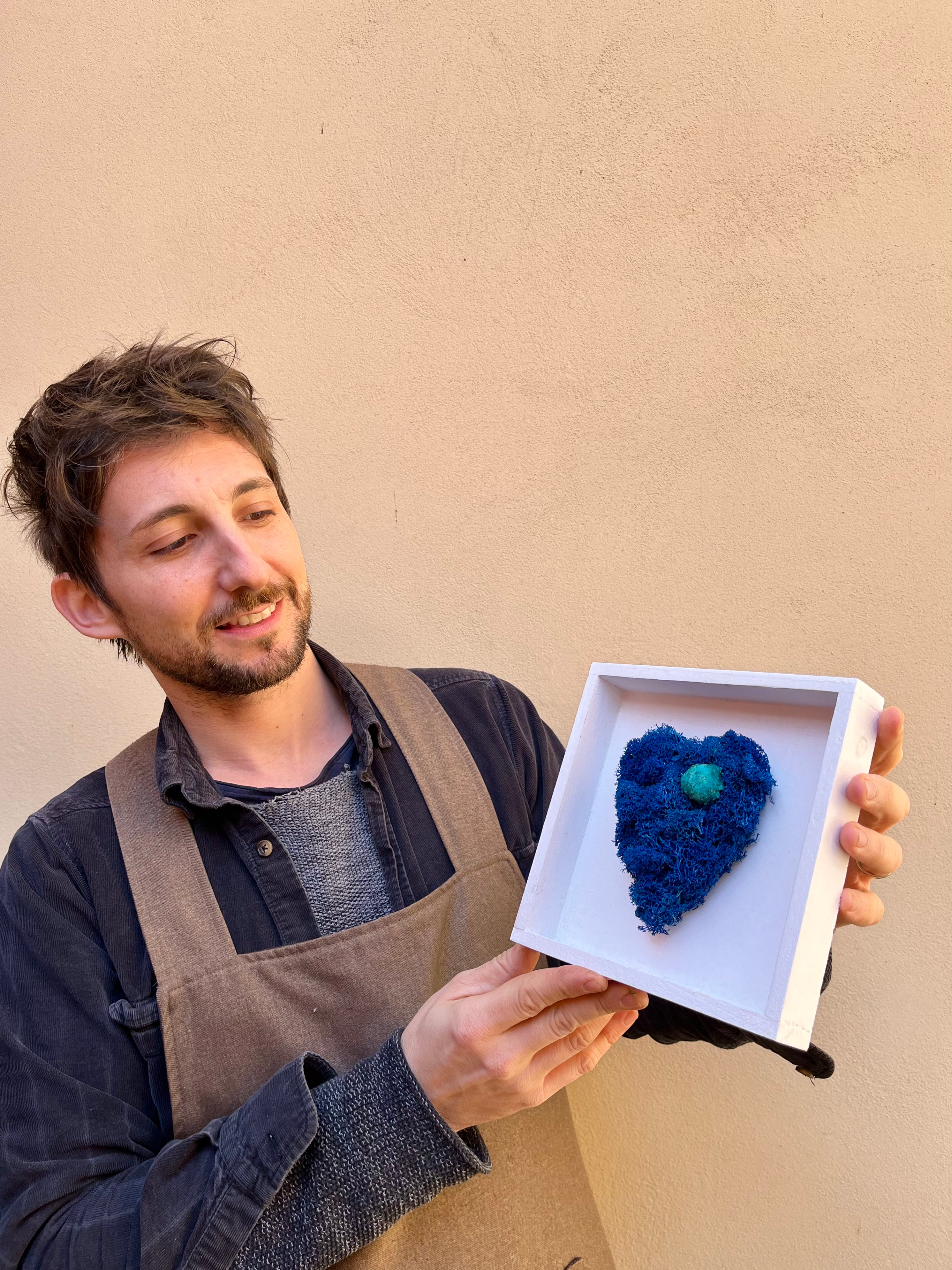 Alberto che mostra il cuore lichene di colore blu