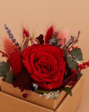 Dettaglio di quadro fiorito con rosa rossa e fiori secchi